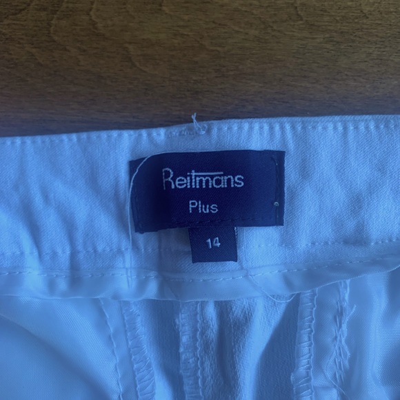 White capri pants. - Picture 4 of 7